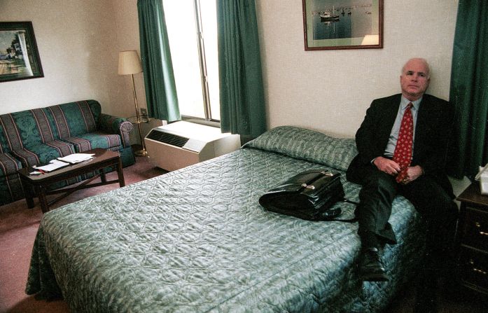 McCain descansa en una habitación de un motel de New Hampshire mientras hacía campaña para presidente en noviembre de 1999.