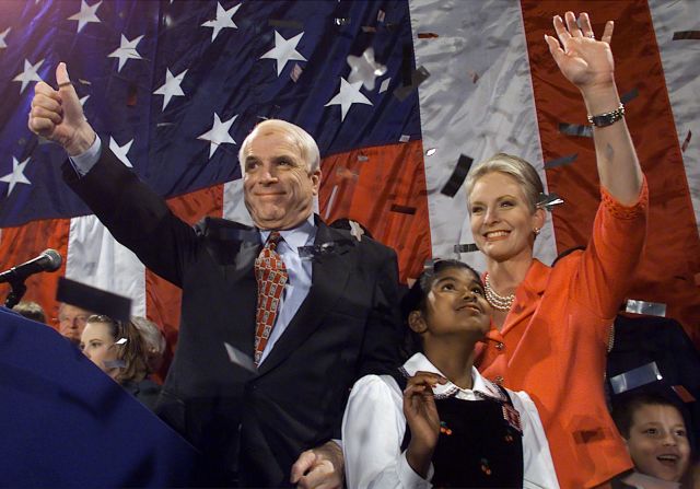 McCain celebra con su esposa y su hija Bridget la noche de las primarias del Súper Martes de marzo de 2000. Él suspendió su campaña dos días después y eventualmente endosó a George W. Bush.