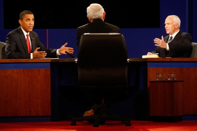 McCain habla con Obama durante un debate presidencial en octubre de 2008.