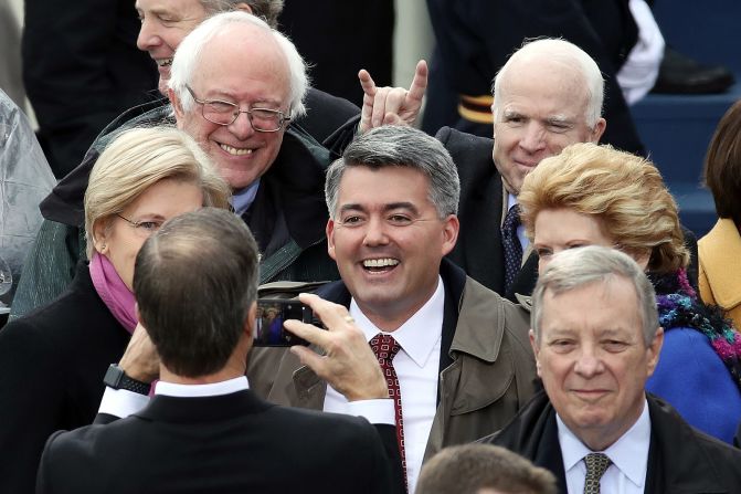 McCain le pone "cuernos de diablo" al senador Cory Gardner mientras posa para una foto durante la inauguración del presidente Donald Trump en enero de 2017.