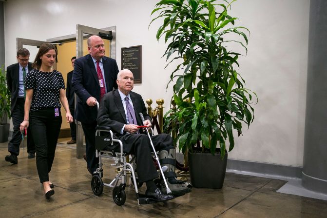 McCain llega a Capitol Hill en diciembre de 2017. Sufrió una rotura del tendón de Aquiles en su costado derecho y tuvo que usar una bota para caminar. En esta foto, lleva puesta la bota en la otra pierna. Dijo en Twitter que era para darle un descanso a su pierna izquierda, que estaba cansada de compensar su lesión.