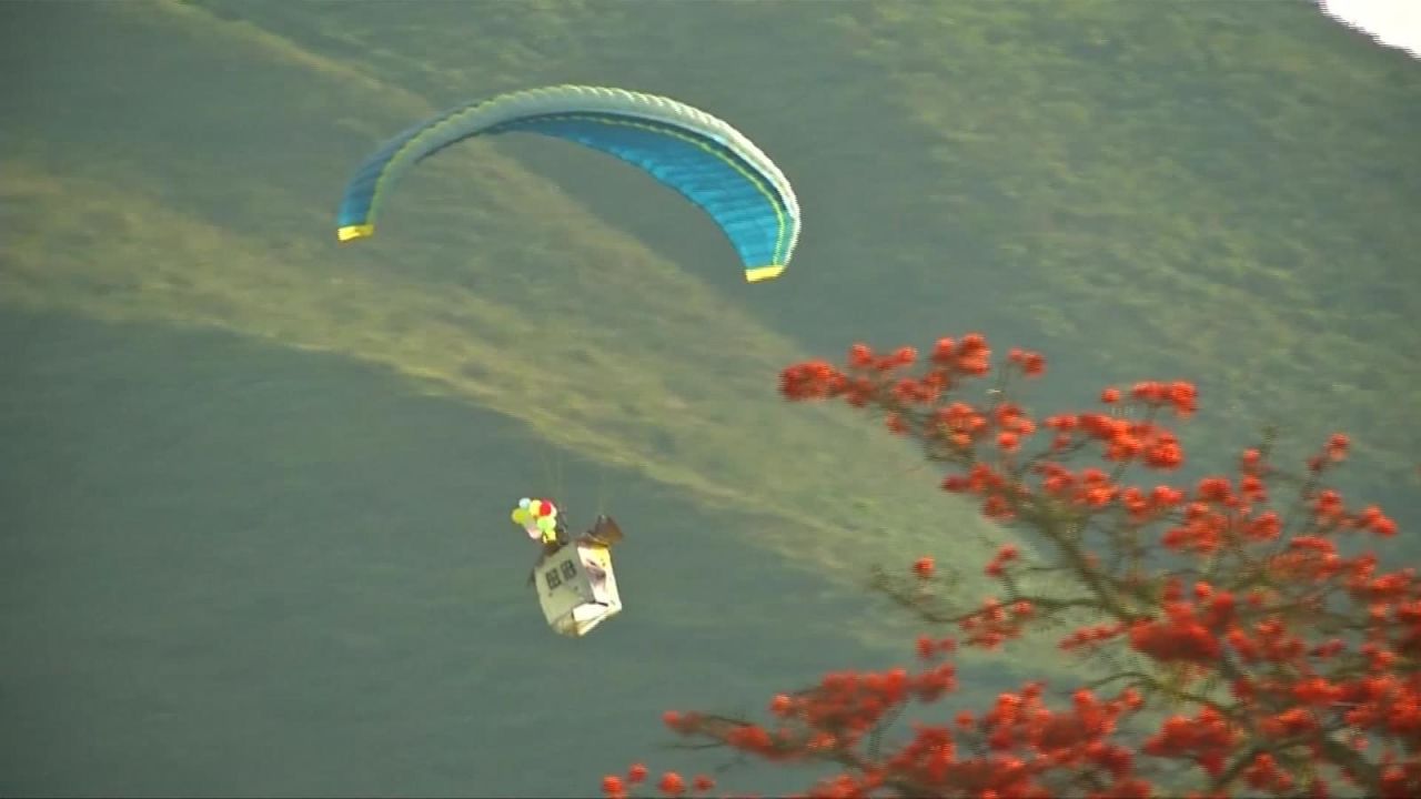 CNNE 557015 - sobrevuelo de parapentes en los andes en bolivia