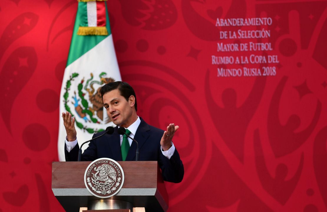 Enrique Peña Nieto dando un discurso.