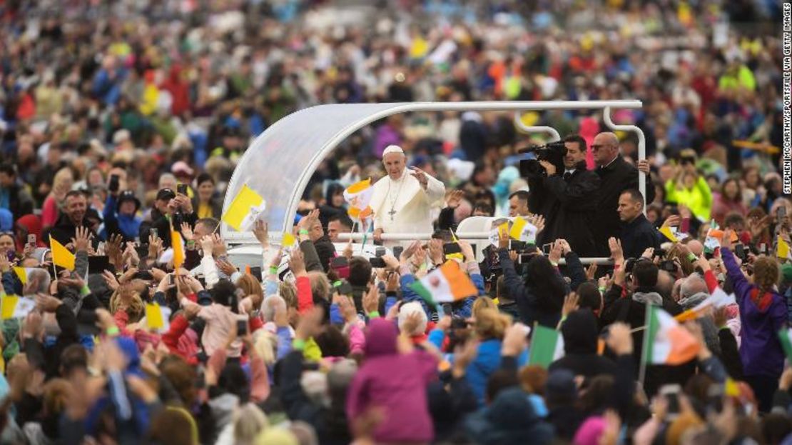 El papa Francisco llega a la misa en el Phoenix Park de Dublín el domingo.