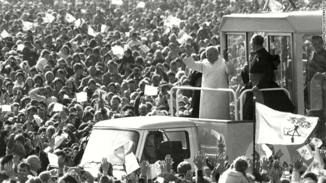 El papa Juan Pablo II saluda a los asistentes al Phoenix Park en 1979. No había fotos áreas del evento disponibles.