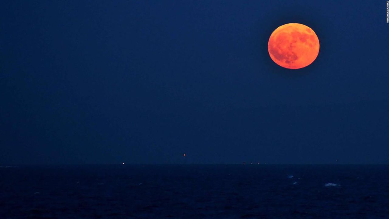 CNNE 557170 - #laimagendeldia- deslumbrante luna roja en japon