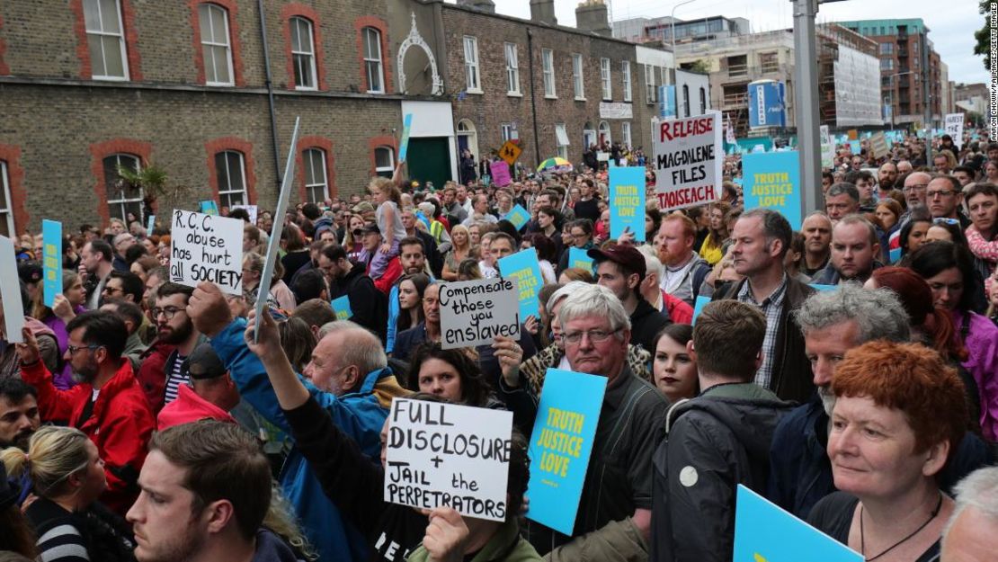 La protesta Stand4Truth se reúne afuera de una antigua lavandería Magdalene en Dublín como parte de las manifestaciones contra el abuso clerical.