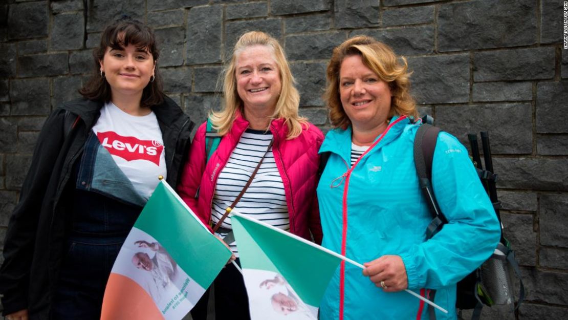 Aoibhin Meghen, 19, (izquierda) con su madre Dearbhaile Heagney, 49, (derecha) y una amiga en camino a la misa papal.