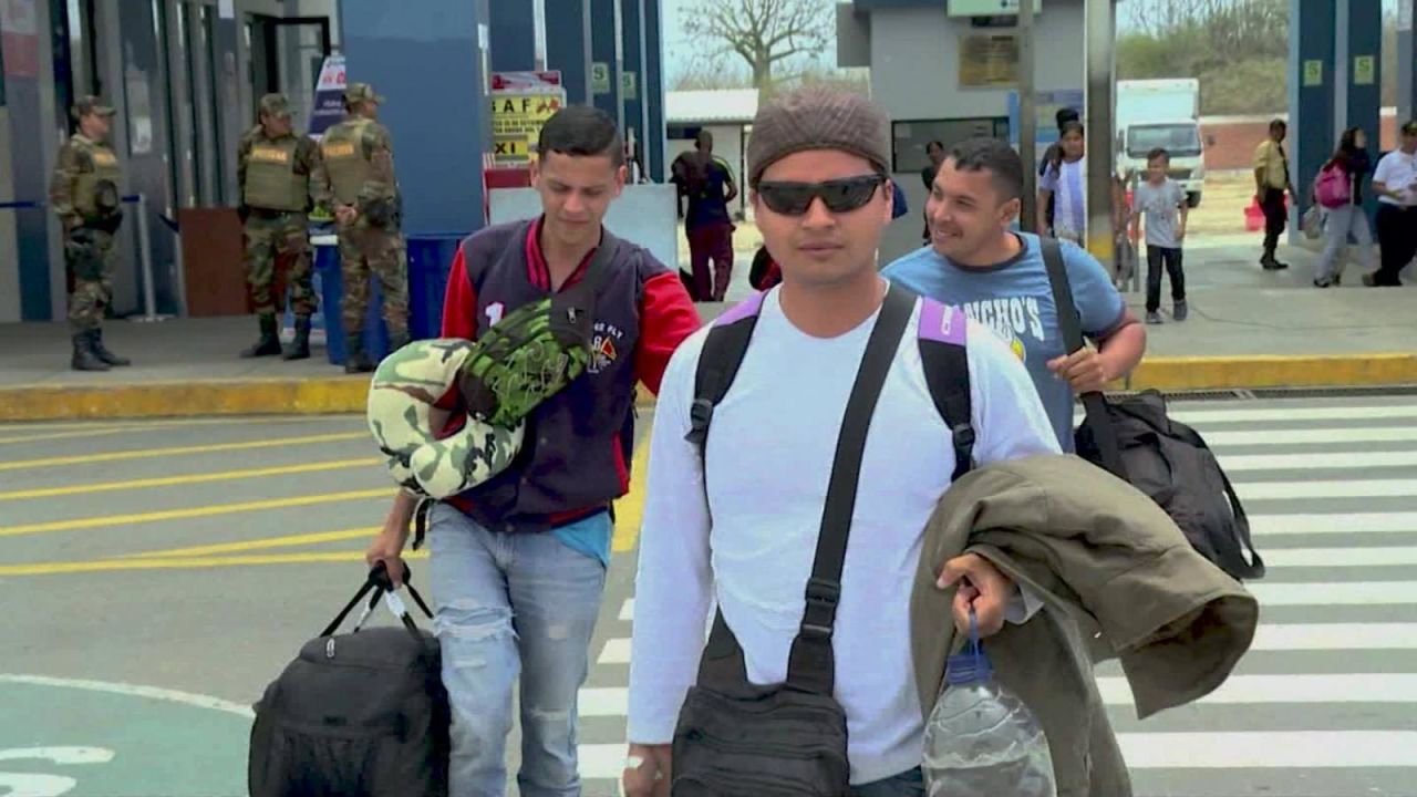 CNNE 557196 - migrantes venezolanos con la mirada puesta en peru