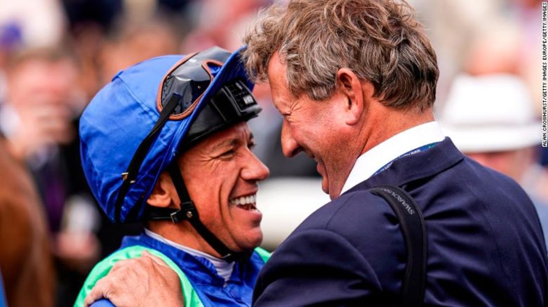 Mark Johnston con Frankie Dettori, jinete de Poet.