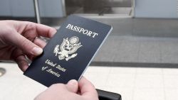 CNNE 558119 - ee-uu- niega pasaportes a un numero creciente de estadounidenses en la frontera