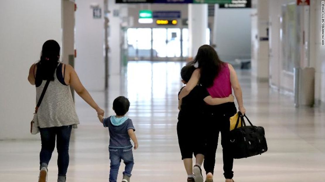 Aún son cientos los niños que permanecen separados de sus padres.