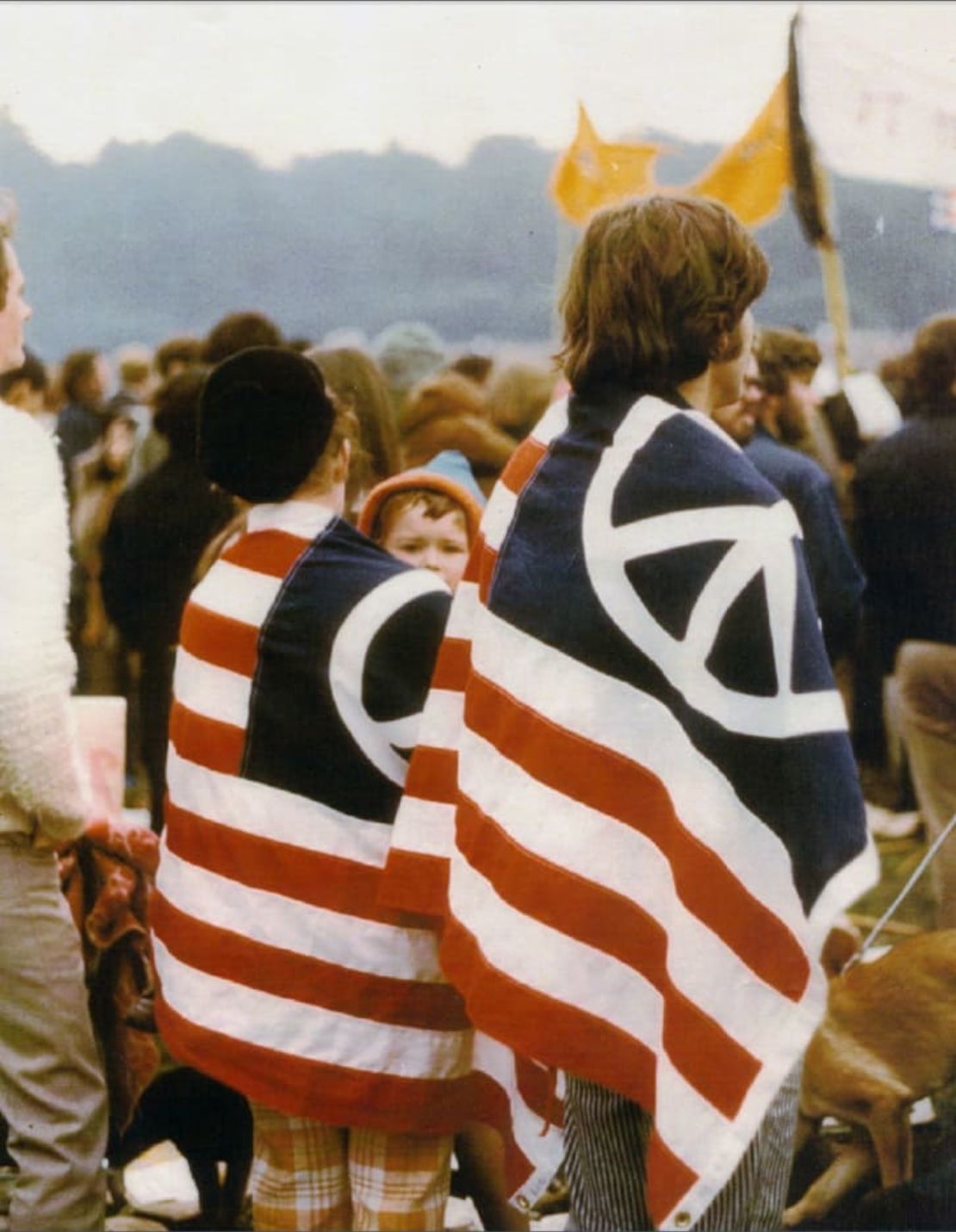 Una pareja lleva una bandera estadounidense modificada con el símbolo de paz, durante una protesta contra la guerra de Vietnam en San Francisco en 1969.