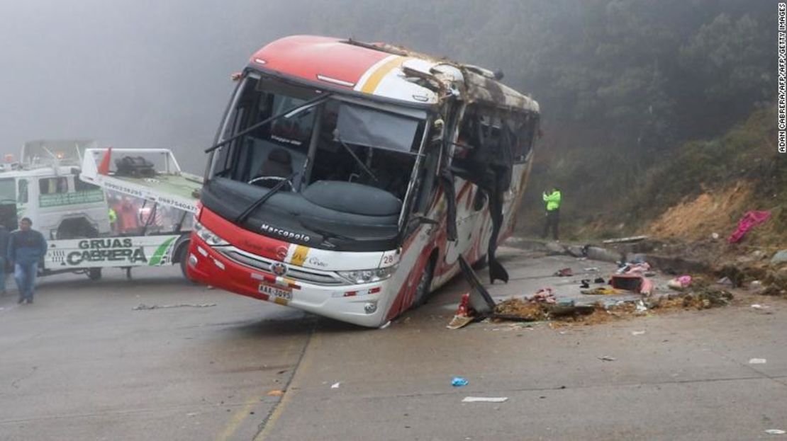 El accidente de un autobús en Ecuador dejó 11 muertos.