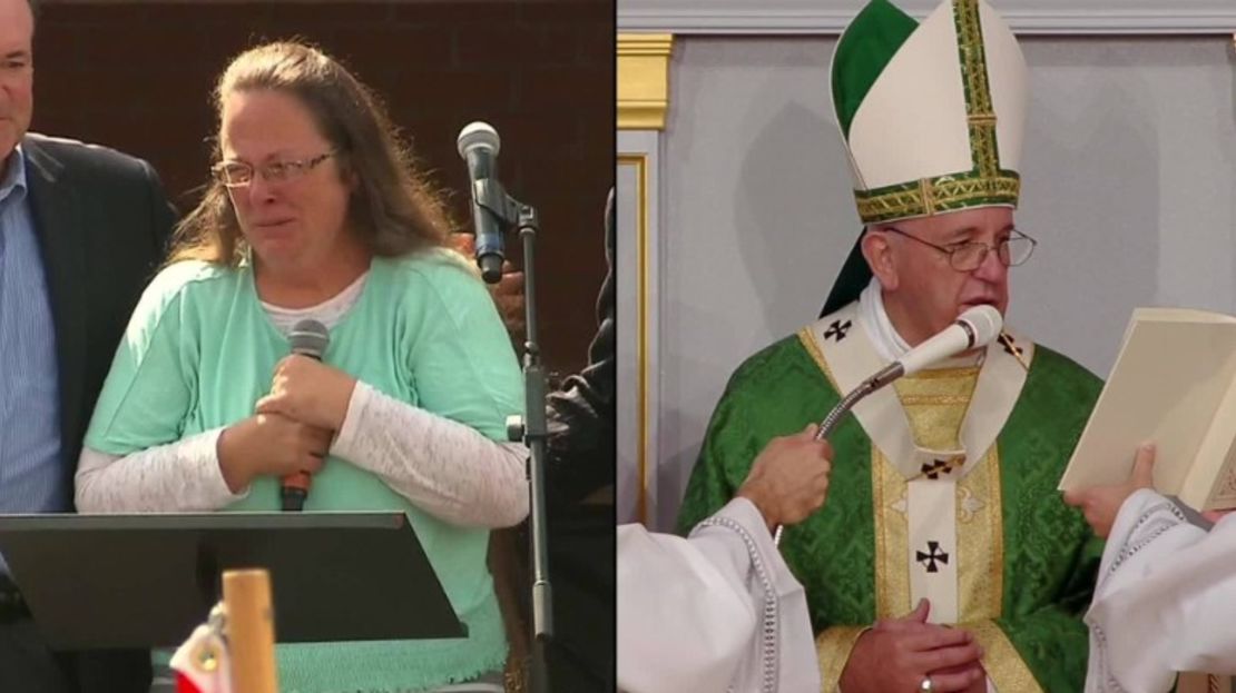 Kim Davis (izquierda) es una funcionaria estadounidense que se reunió con el papa después de haberse negado a firmar certificados de matrimonio entre personas del mismo sexo.