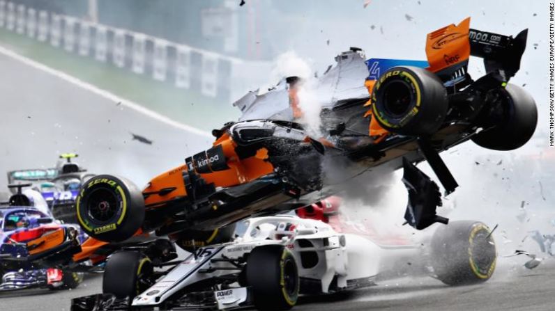 El espectacular accidente del español Fernando Alonso el domingo pasado en el Gran premio de Bélgica reactivó el debate sobre la seguridad de los pilotos de carreras, específicamente sobre el nuevo dispositivo "halo". Instalado alrededor de la cabina para proteger a los pilotos durante un choque parece que salió al rescate de Charles Leclerc mientras el coche de Alonso volaba encima del suyo.