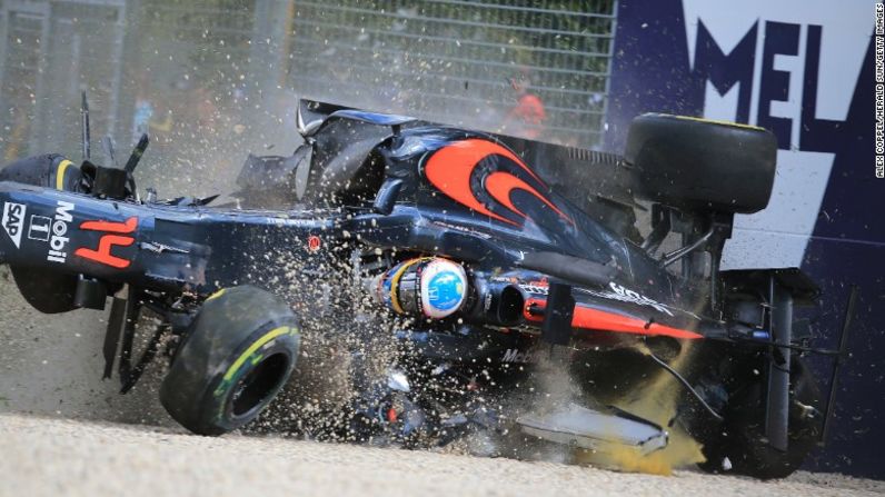 Fue el segundo accidente importante en el que se vio involucrado Alonso en dos años, aunque su choque en 2016 fue bastante peor. Tras chocar con el mexicano Esteban Gutiérrez, el coche de Alonso se estrelló contra el muro a una velocidad de más de 300 kilómetros por hora, girando en el aire antes de caer de lado. "Soy afortunado y agradecido de estar aquí", dijo Alonso tras el incidente.