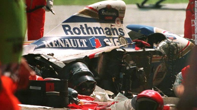 La muerte de Ayrton Senna durante el Gran Premio de San Marino en 1994, un día después de que su colega Roland Ratzenberger falleciera durante las pruebas de calificación, impactó al mundo. El brasileño, tres veces campeón mundial, sigue siendo recordado como uno de los mejores pilotos de la historia. La muerte de Senna trajo grandes cambios, como límites a la potencia y el tamaño del motor, así como cambios en la suspensión.