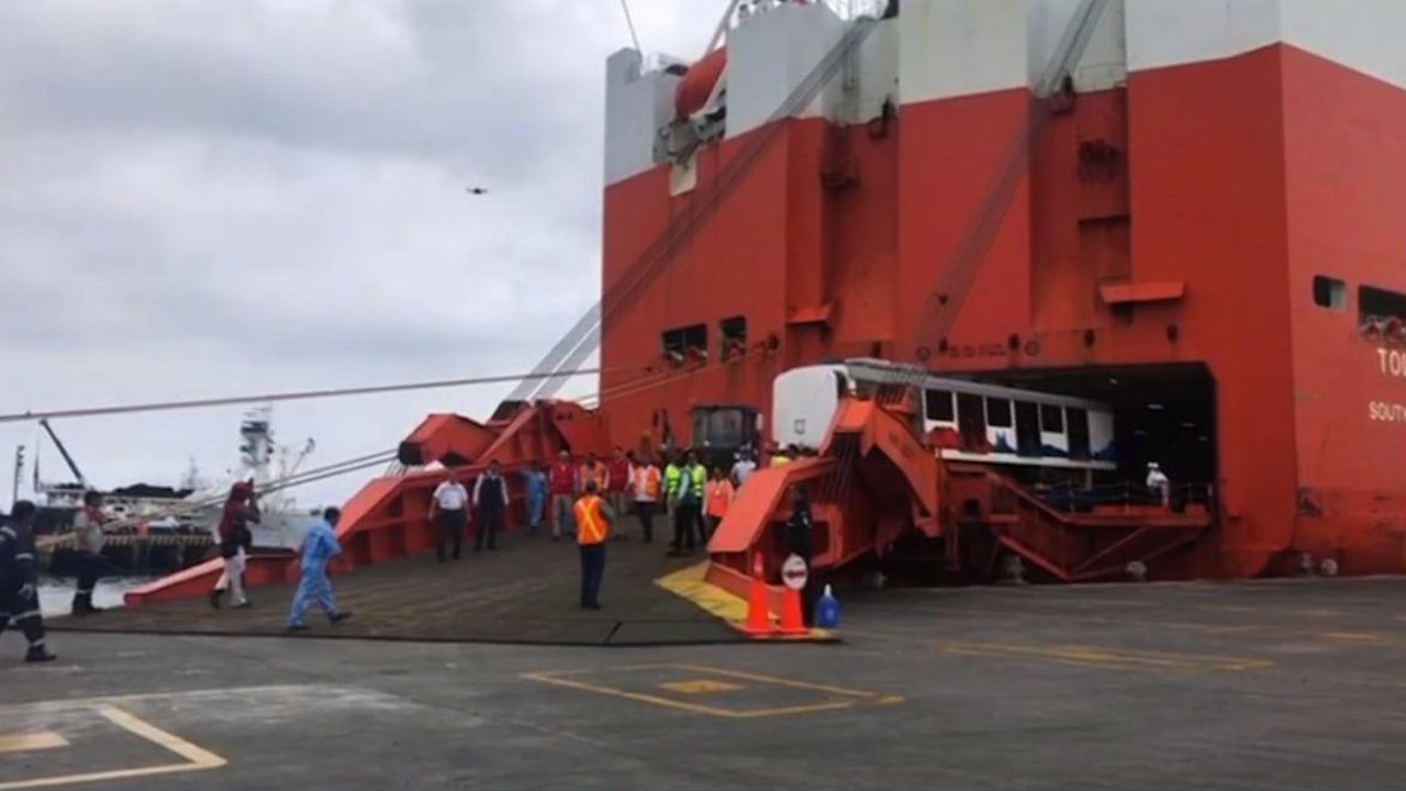 CNNE 558788 - llega el primer tren del metro de quito llego al ecuador