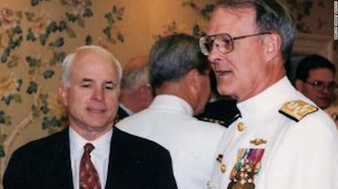 John McCain fue enterrado junto a su amigo de la academia militar, Chuck Larson.