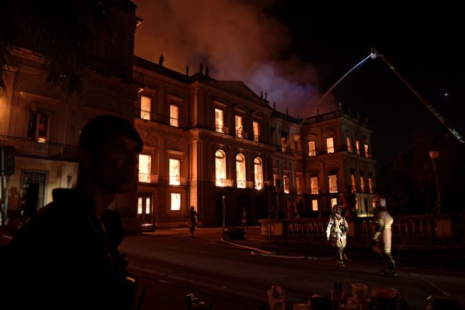 Un incendio masivo consumió el Museo Nacional de Río de Janeiro este domingo en la noche.