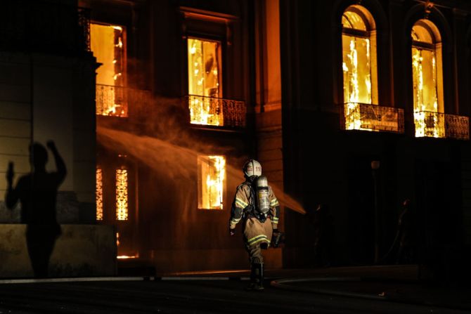 En un tuit, el presidente Temer dijo "la pérdida del Museo Nacional es inconmensurable para Brasil. 200 años de trabajo, investigación y conocimiento se han perdido. El valor par nuestra historia no puede medirle con los daños al edificio que fue hogar de la familia real durante la era imperial. Es un día triste para los brasileños".