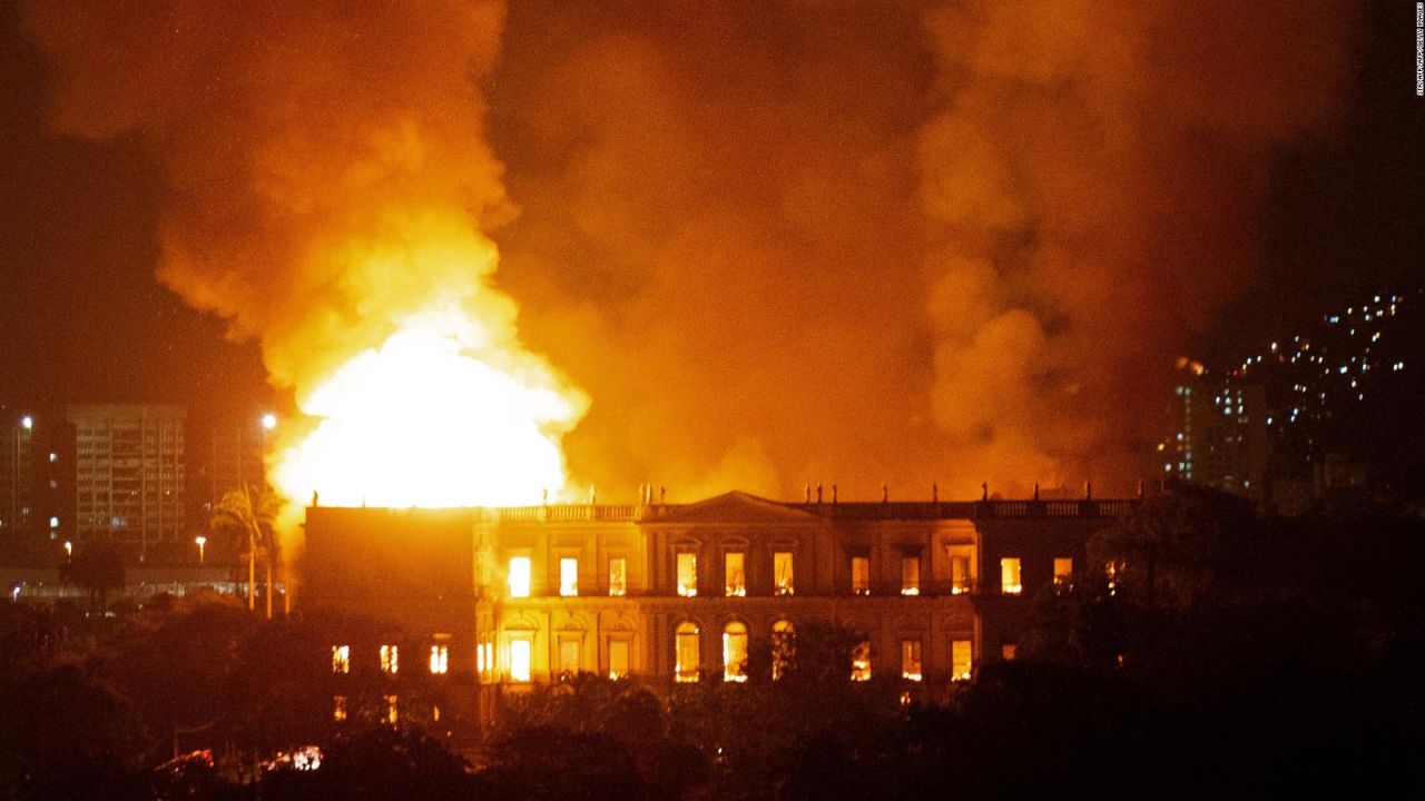 CNNE 558849 - incendio en el museo nacional de rio consume 200 anos de historia