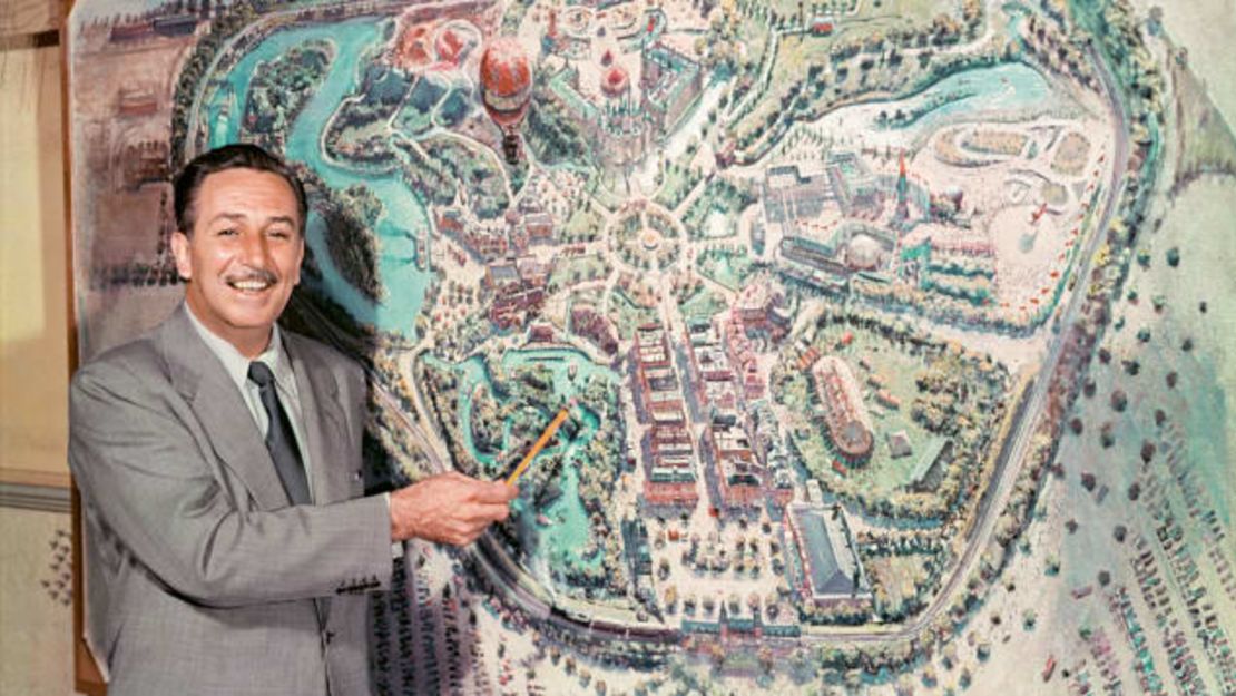 Walt Disney presenta el mapa de su parque en televisión en 1954.