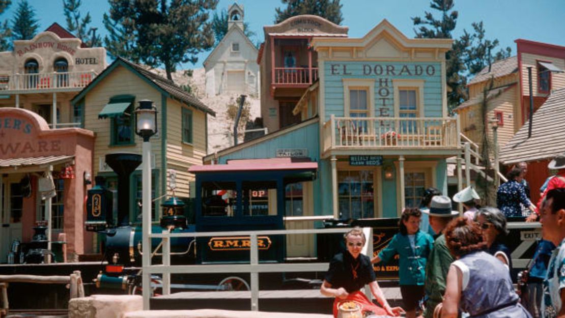 Los edificios de la ciudad minera Rainbow Ridge cuando estaban siendo diseñados.