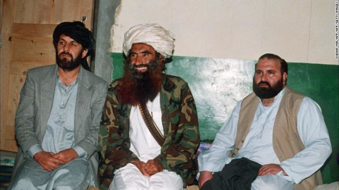 Una foto del 2 de abril de 1991 muestra al comandante afgano Jalaluddin Haqqani (centro) en su base paquistaní, en Miram Shah, con Amin Wardak y Abdul Haq, dos altos comandantes de la guerrilla.