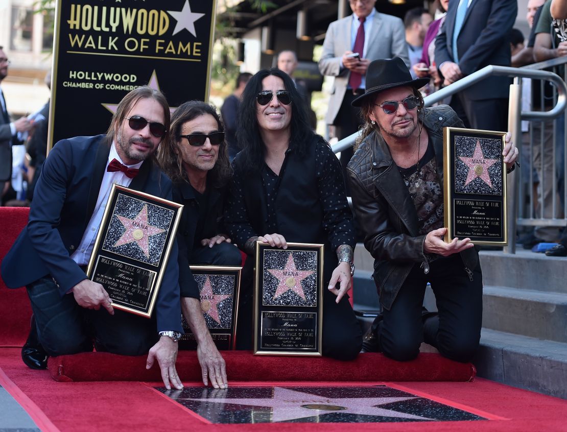 Fher Olvera, Alex Gonzalez, Sergio Vallin y Juan Calleros de Maná durante la develación de su estrella en el Paseo de la Fama de Hollywood en 2016.