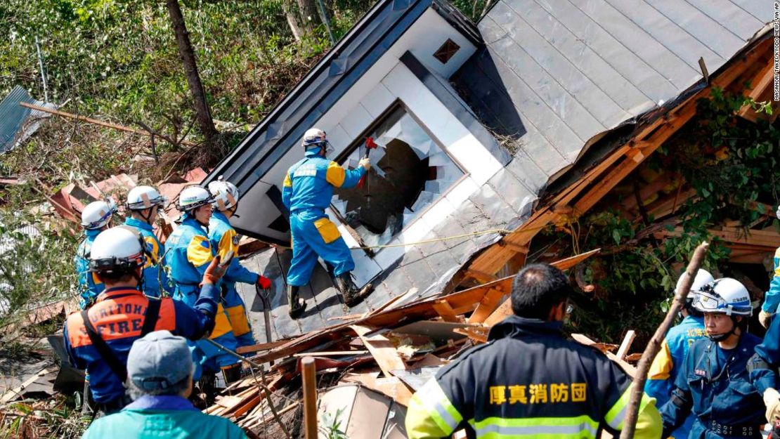 La policía busca personas desaparecidas cerca de una casa que quedó destruida por los deslizamientos en Atsuma, Hokkaido, en el norte de Japón