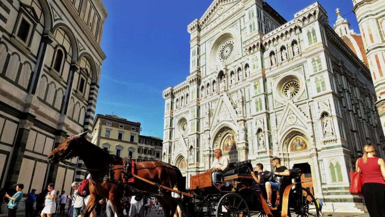 CNNE 560198 - multas para turistas que coman en las calles de florencia