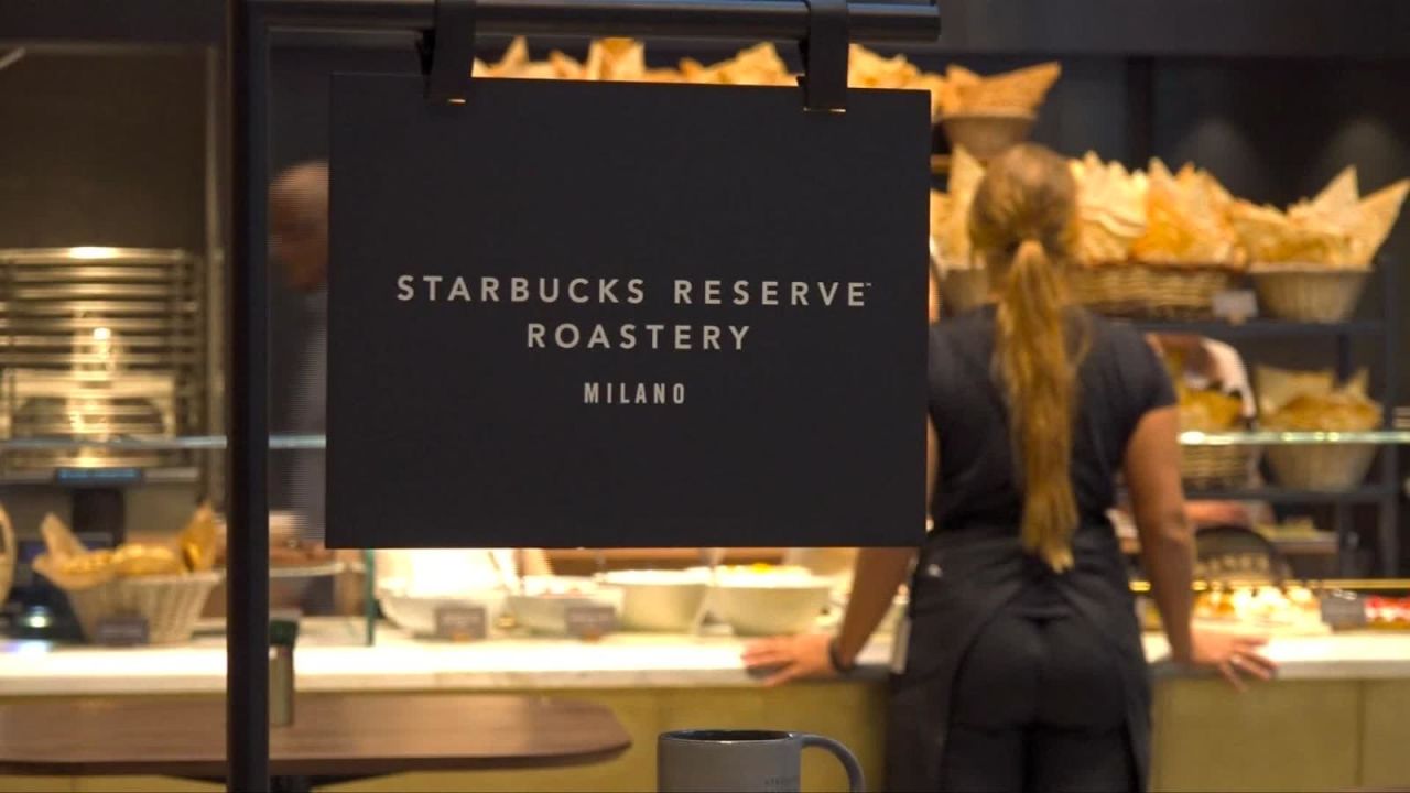 CNNE 560221 - #cifradeldia- starbucks abre su primera cafeteria en italia