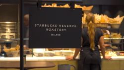 CNNE 560221 - #cifradeldia- starbucks abre su primera cafeteria en italia