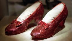 CNNE 560249 - #laimagendeldia- recuperan zapatos rojos usados por judy garland