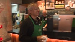 CNNE 560275 - no eres demasiado viejo para trabajar en starbucks