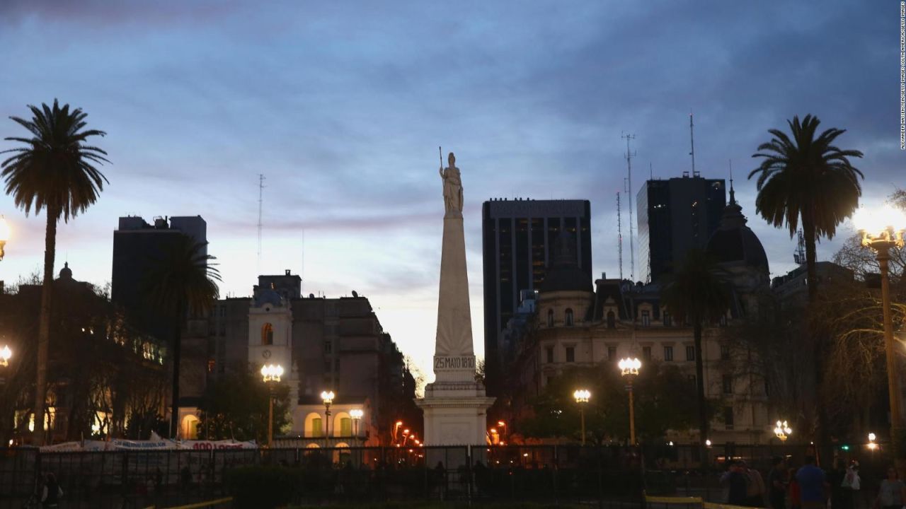 CNNE 560304 - argentina- ¿beneficia la devaluacion del peso al turismo?