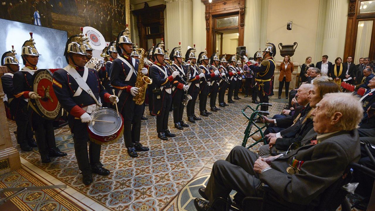 CNNE 560492 - homenaje a veteranos argentinos, 73 anos despues