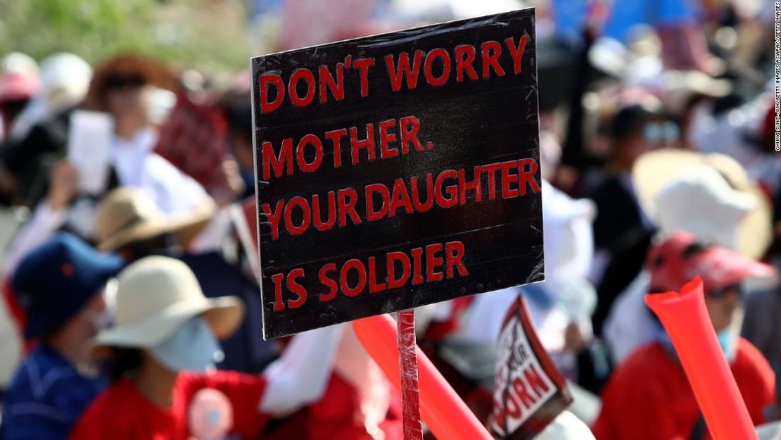 "No te preocupes, madre, tu hija es una soldado", se lee en un letrero en una manifestación en el centro de Seúl el 4 de agosto. Se esperan más protestas este mes.