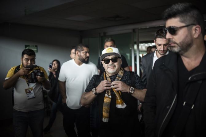 La estrella argentina del fútbol Diego Maradona llegó este sábado al estado mexicano de Sinaloa, donde dirigirá al club local, Dorados, de la segunda división.