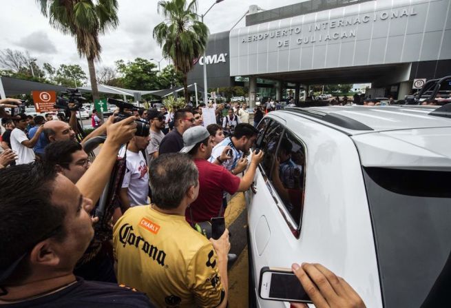 Miembros de la prensa y seguidores rodean el vehículo en el que fue transportado Maradona tras su llegada a Sinaloa.