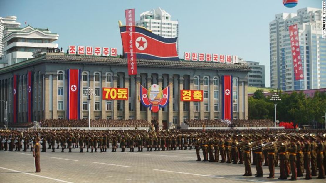 Soldados marchan en la plaza Kim Il Sung de Pyongyang.