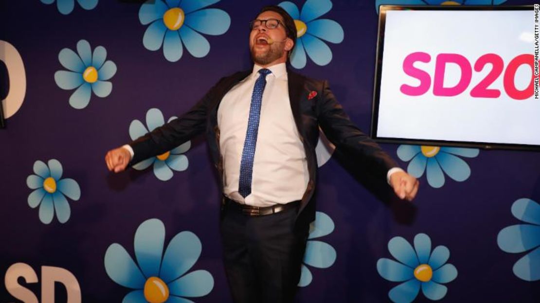 El líder de los demócratas de la extrema derecha de Suecia, Jimmie Åkesson, habla en el centro electoral del partido el domingo.