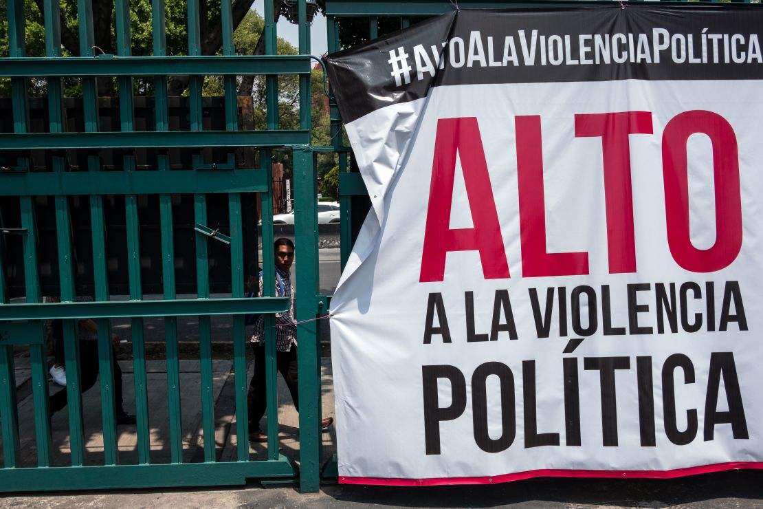 Cartel en contra de la violencia política antes de las elecciones en México.
