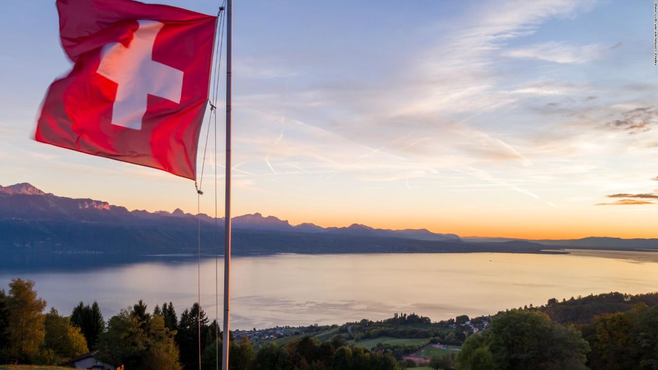 CNNE 561104 - #cifradeldia- 650 personas en suiza recibiran hasta us$ 2-570 mensuales