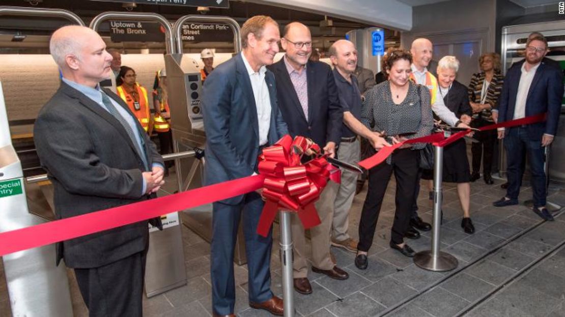 Funcionarios de tránsito de la ciudad de Nueva York celebran la reapertura de la estación de metro de Cortlandt Street después de que fuera destruida el 11 de septiembre de 2001.