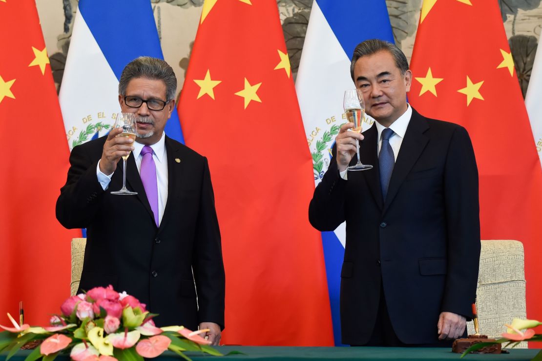 Carlos Castaneda, canciller de El Salvador, junto a su par chino Wang Yi.