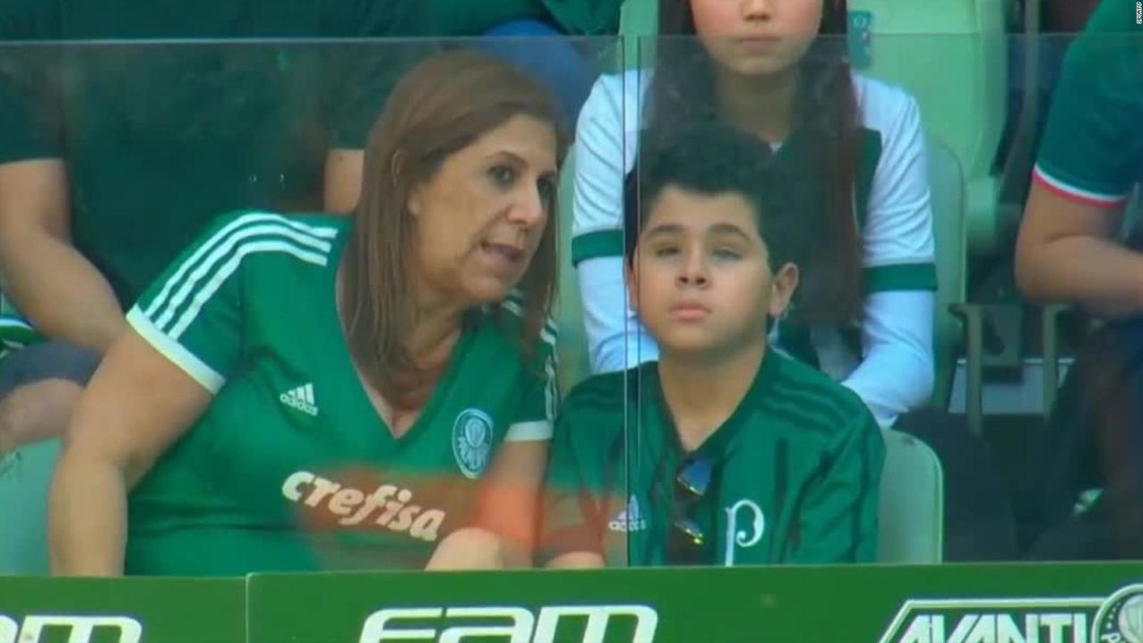 CNNE 568080 - una madre narra partido de futbol a su hijo ciego