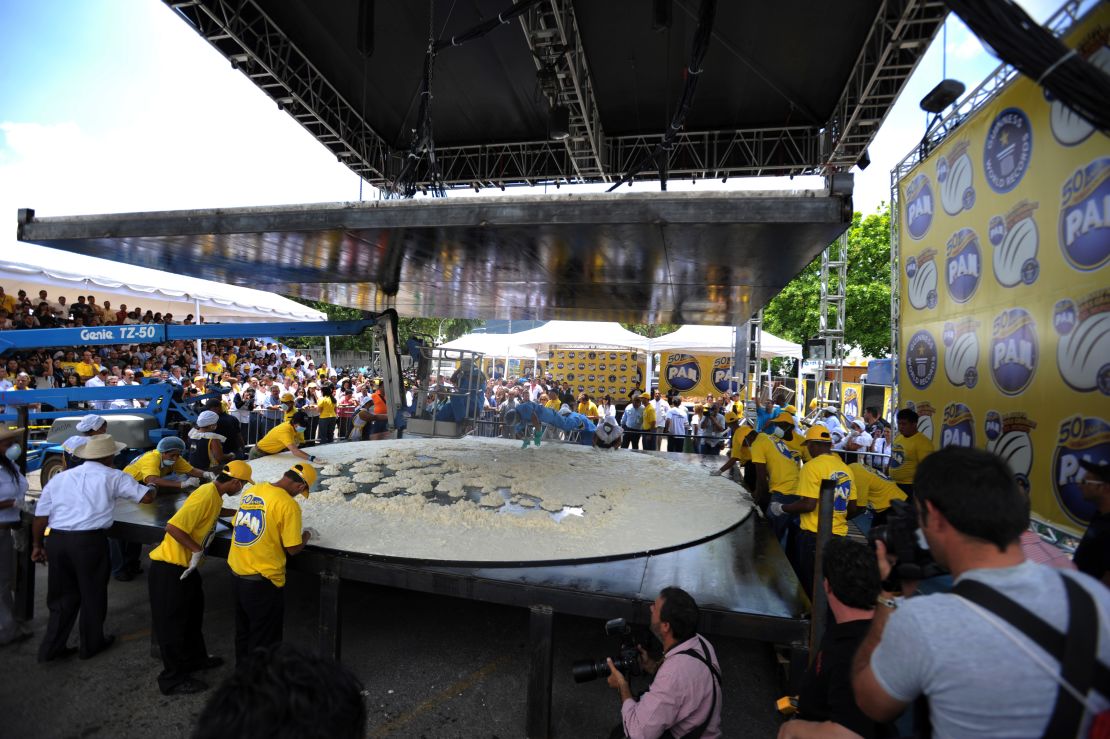 Empresas Polar cocina la arepa más grande del mundo, ganadora del récord Guinness en 2011.